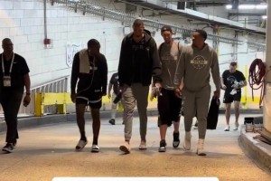 0-2落后心态依旧轻松！文班抵达麦迪逊花园进行训练，有说有笑